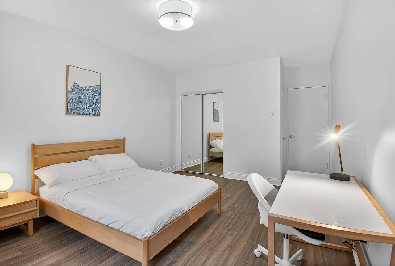 Chambre meublée avec bureau